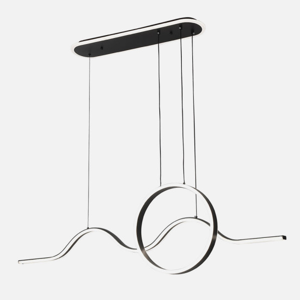 Lámpara colgante moderna con base negra, cables finos, una barra ondulada brillante y un aro iluminado.