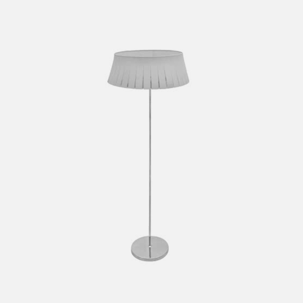 Una lámpara de pie gris con una pantalla de tela sencilla y un soporte de metal delgado sobre fondo blanco.