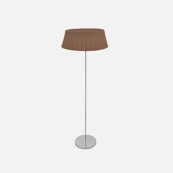 Una lámpara de pie elegante con una pantalla plisada marrón y base metálica plateada.