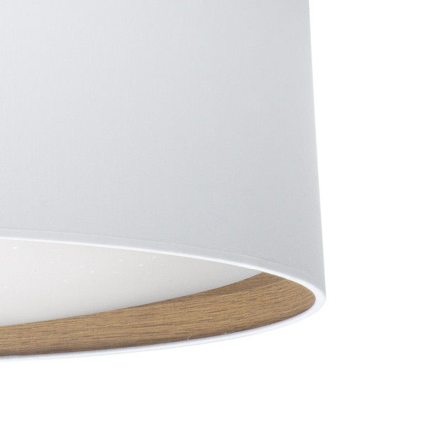 Primer plano de una lámpara redonda blanca con un borde de madera sobre fondo blanco.