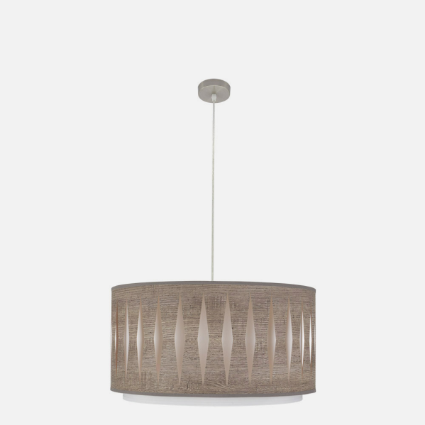 Una lámpara de techo colgante con una pantalla cilíndrica de tono madera con recortes en forma de diamante.