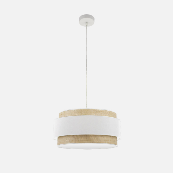Una lámpara colgante blanca y trenzada con una pantalla cilíndrica y soporte blanco.