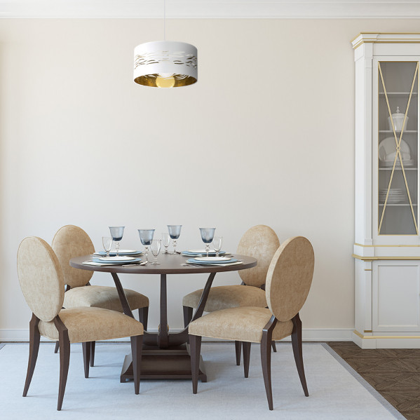 Una elegante mesa de comedor redonda con cuatro sillas tapizadas en una habitación luminosa bajo una lámpara moderna.