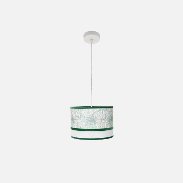 Lámpara colgante con pantalla cilíndrica, patrón de hojas de palmera verde y blanca.