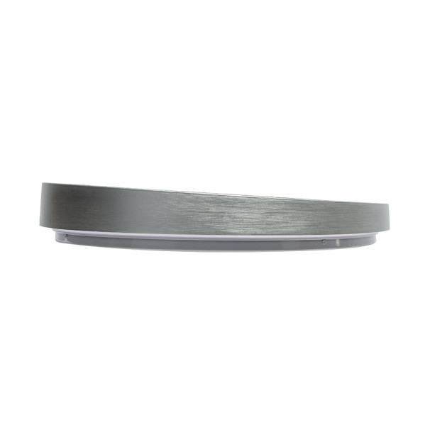 Una lámpara de techo plana y gris con borde de metal cepillado sobre fondo blanco.