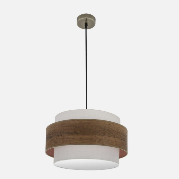Una lámpara colgante con pantalla de tela blanca y un anillo de madera en el centro sobre fondo gris.