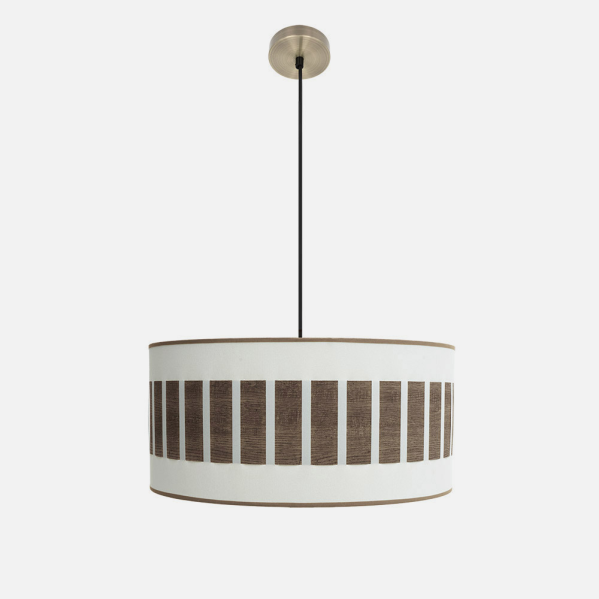 Lámpara colgante con pantalla cilíndrica de tela blanca y listones de madera marrón en cable negro.