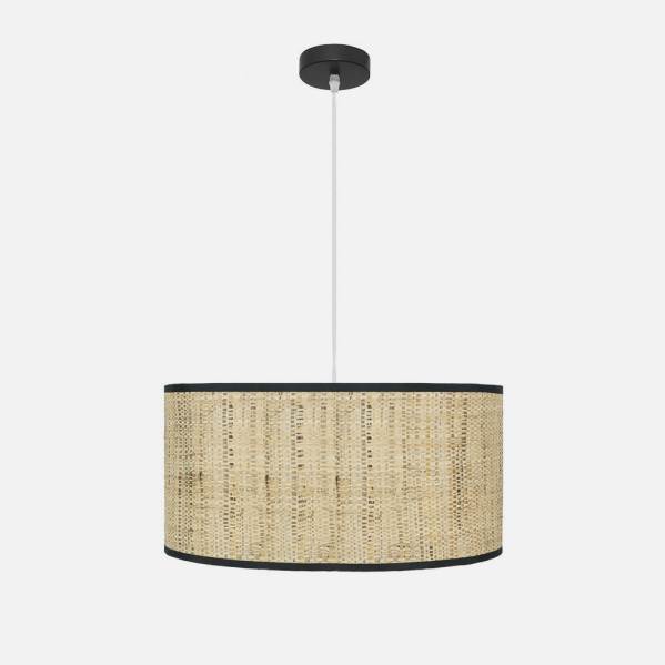 Una lámpara colgante cilíndrica con pantalla tejida en beige texturizado y bordes negros, suspendida de un cable blanco.