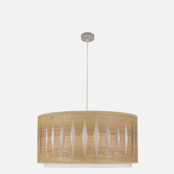 Una lámpara cilíndrica colgante con acabado de madera y recortes en forma de rombo sobre fondo blanco.