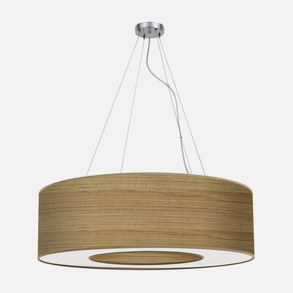 Una lámpara colgante cilíndrica moderna con pantalla de madera suspendida por cables finos.
