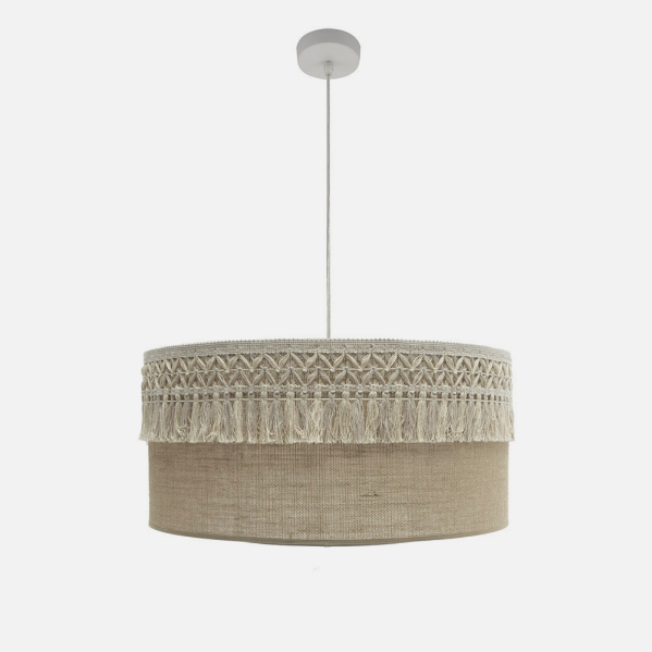 Lámpara colgante beige con pantalla tejida, borde de flecos y dosel blanco.