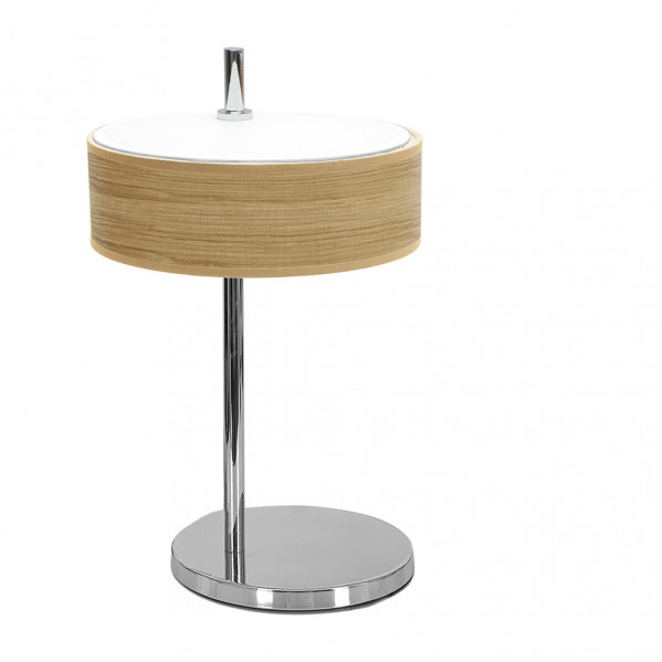 Lámpara de mesa moderna con elemento de madera, pantalla blanca, tija y base cromadas, y un asa en la parte superior.