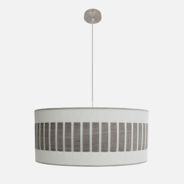 Una lámpara colgante blanca con un diseño de franjas de madera gris en la pantalla redonda sobre fondo blanco.