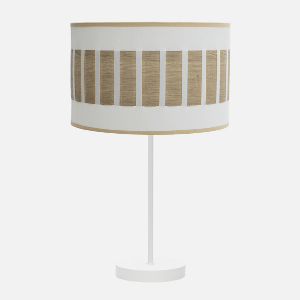 Una lámpara de mesa blanca con pantalla cilíndrica de rayas marrones y blancas sobre fondo claro.