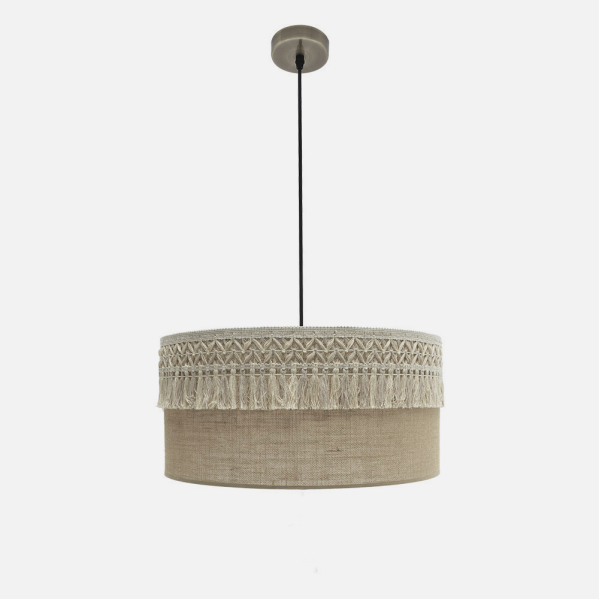 Una lámpara colgante beige con flecos de macramé cuelga de un cable negro sobre un fondo blanco.