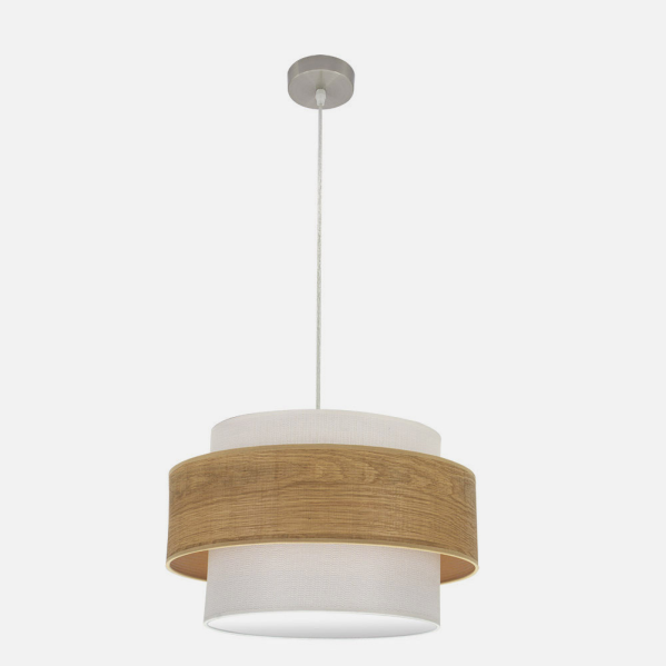 Lámpara colgante de techo con pantalla de tela blanca y un anillo de madera en el medio, en un cable plateado.