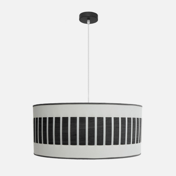 Una lámpara colgante con soporte negro, cable blanco y pantalla cilíndrica blanca con rayas verticales negras.