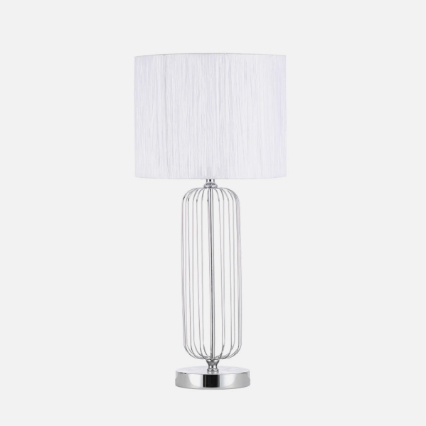 Una lámpara de mesa elegante con pantalla blanca y base metálica plateada tipo jaula sobre fondo gris.