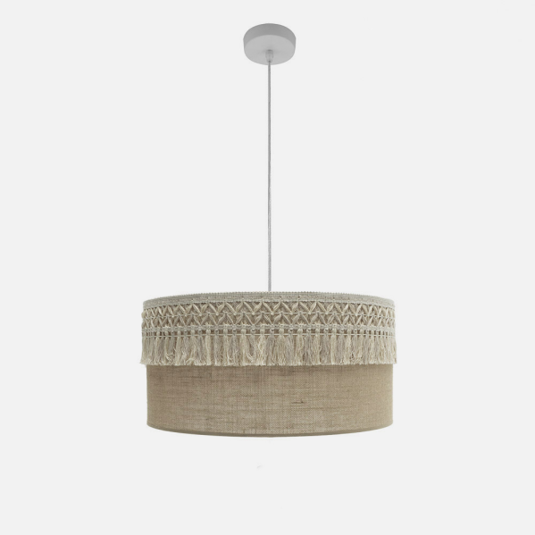 Una lámpara colgante beige con flecos de macramé, colgada de un cable blanco sobre un fondo neutro.