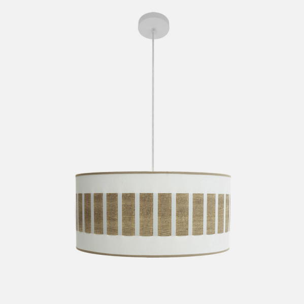 Una lámpara colgante blanca con una pantalla cilíndrica con franjas verticales de madera marrón sobre fondo blanco.