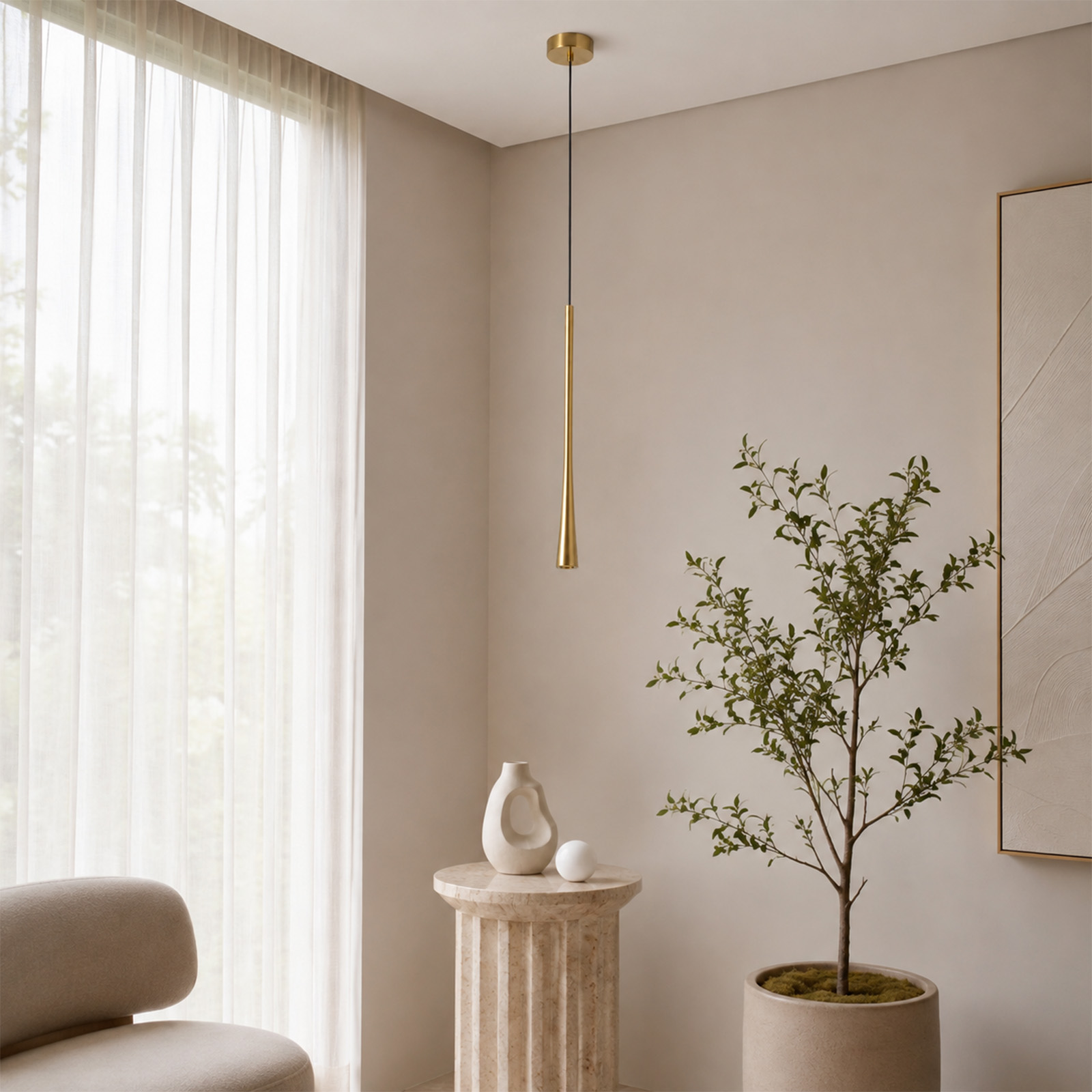 Lámpara colgante dorada, jarrón blanco en pedestal y planta verde en habitación luminosa con cortinas.