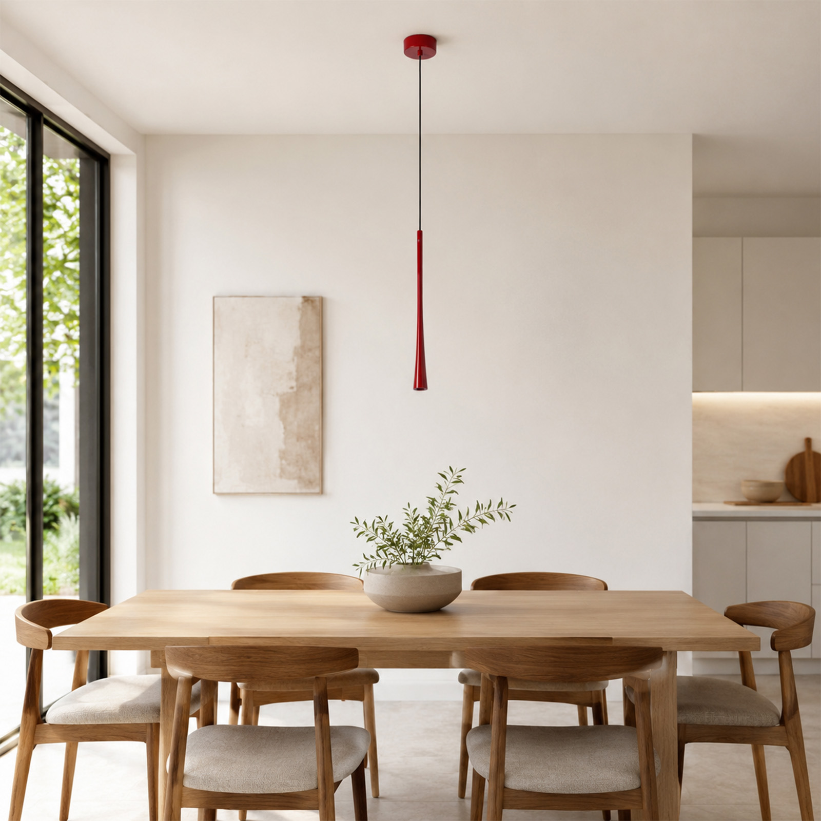 Mesa de comedor de madera con sillas, cuenco con plantas, lámpara colgante roja y arte en la pared.