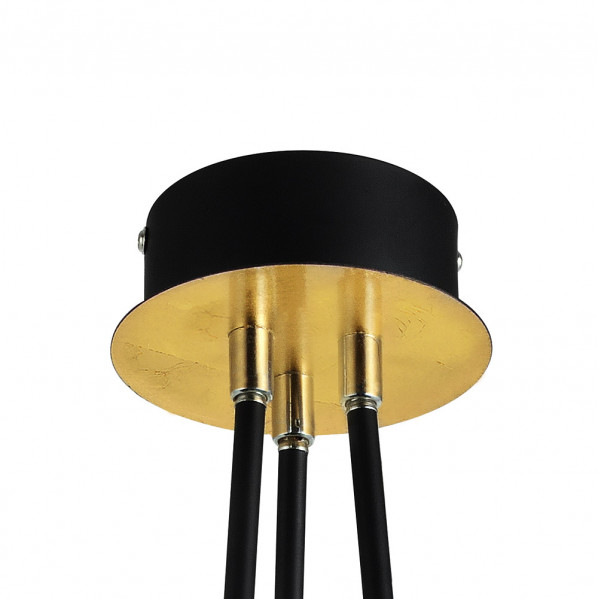 Un dosel de techo negro y dorado con tres cables negros sobre fondo blanco.