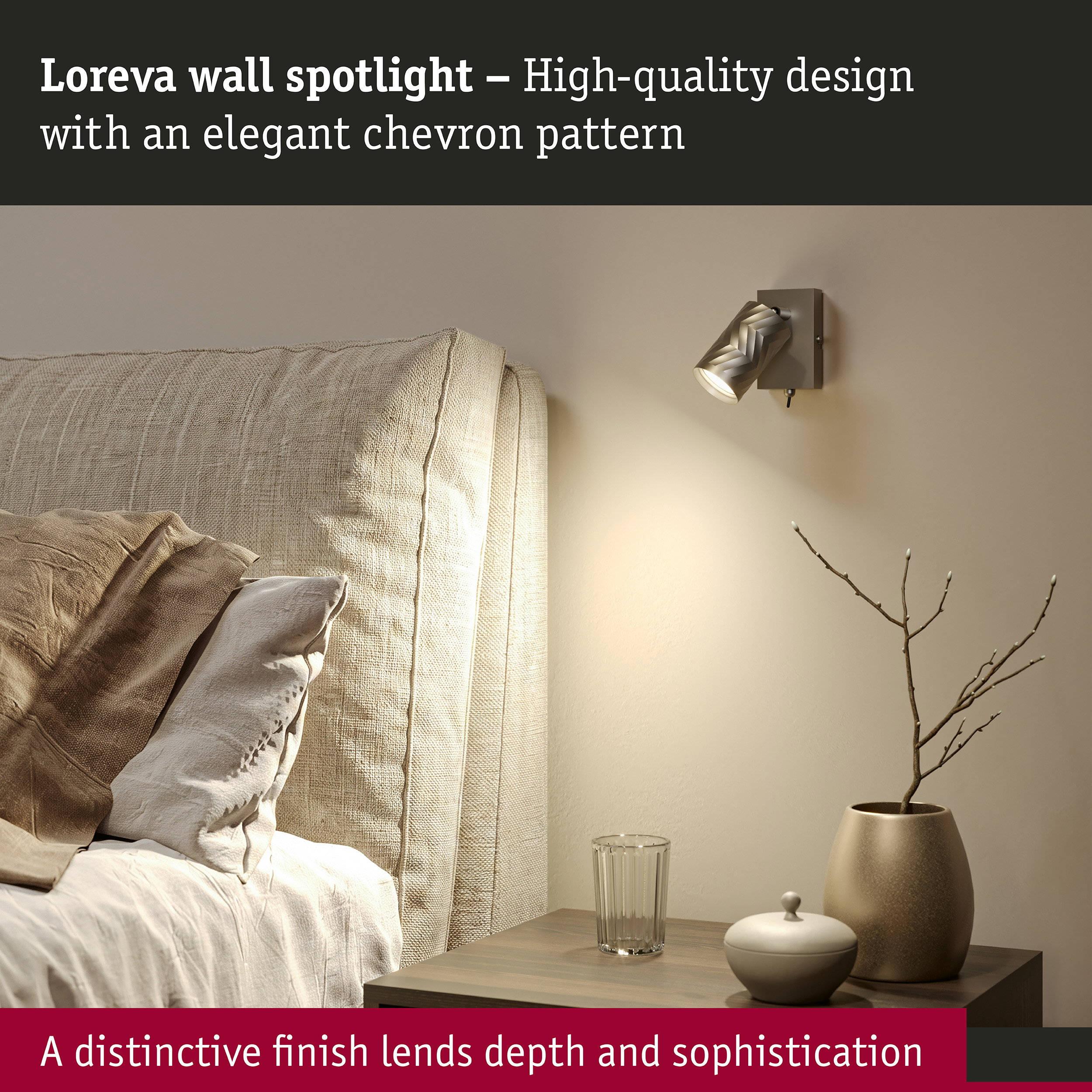 Loreva-Wandspot mit edlem Chevron-Muster über einem Nachttisch mit Lampe, Glas und Blumenvase.