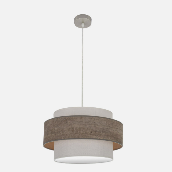 Lámpara colgante moderna con pantalla de tela blanca y aro de madera marrón.