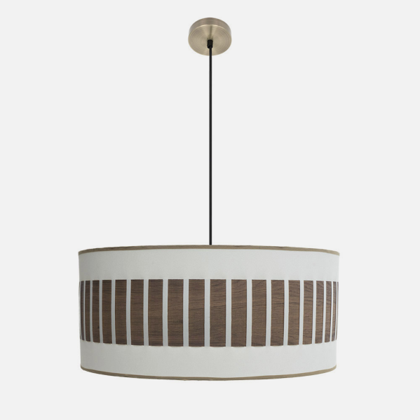 Lámpara colgante moderna con pantalla cilíndrica con rayas verticales de madera marrón y blanca.