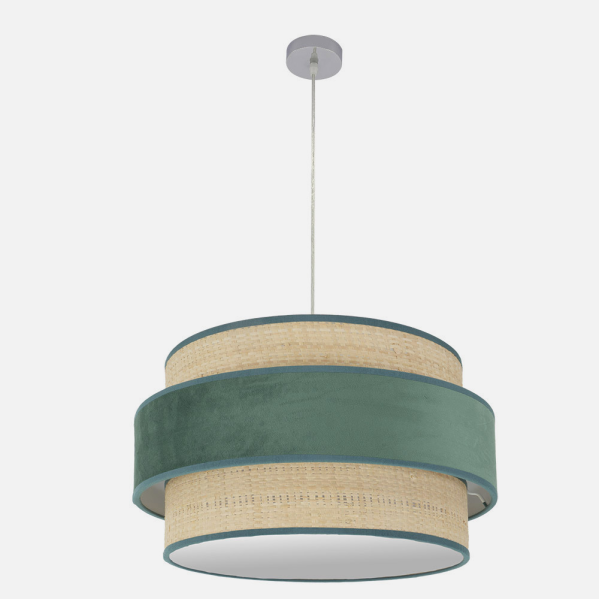 Lámpara colgante cilíndrica de ratán beige con una amplia franja de terciopelo verde en el medio sobre fondo blanco.