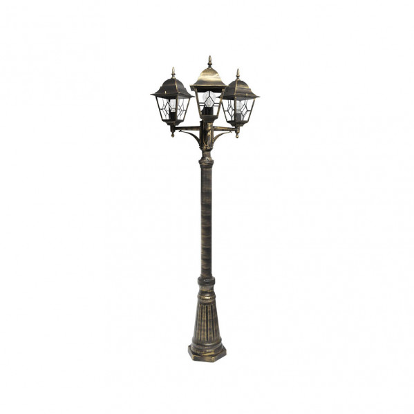Una farola clásica de tres cabezales de bronce antiguo se encuentra aislada sobre un fondo blanco.