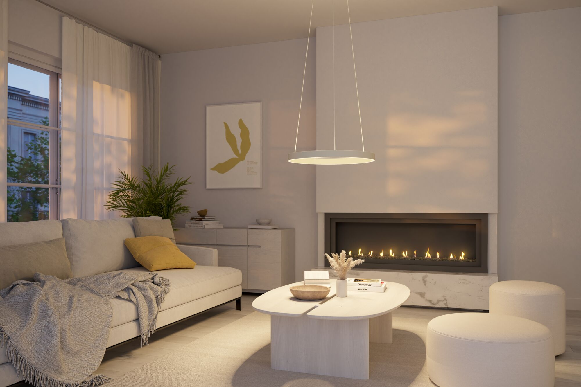 Ein modernes Wohnzimmer mit Kamin, Sofa, Couchtisch, zwei Hockern und einer runden Pendelleuchte.