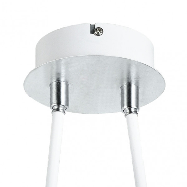 Un soporte de techo redondo blanco y plateado con dos cordones blancos colgando sobre fondo blanco.