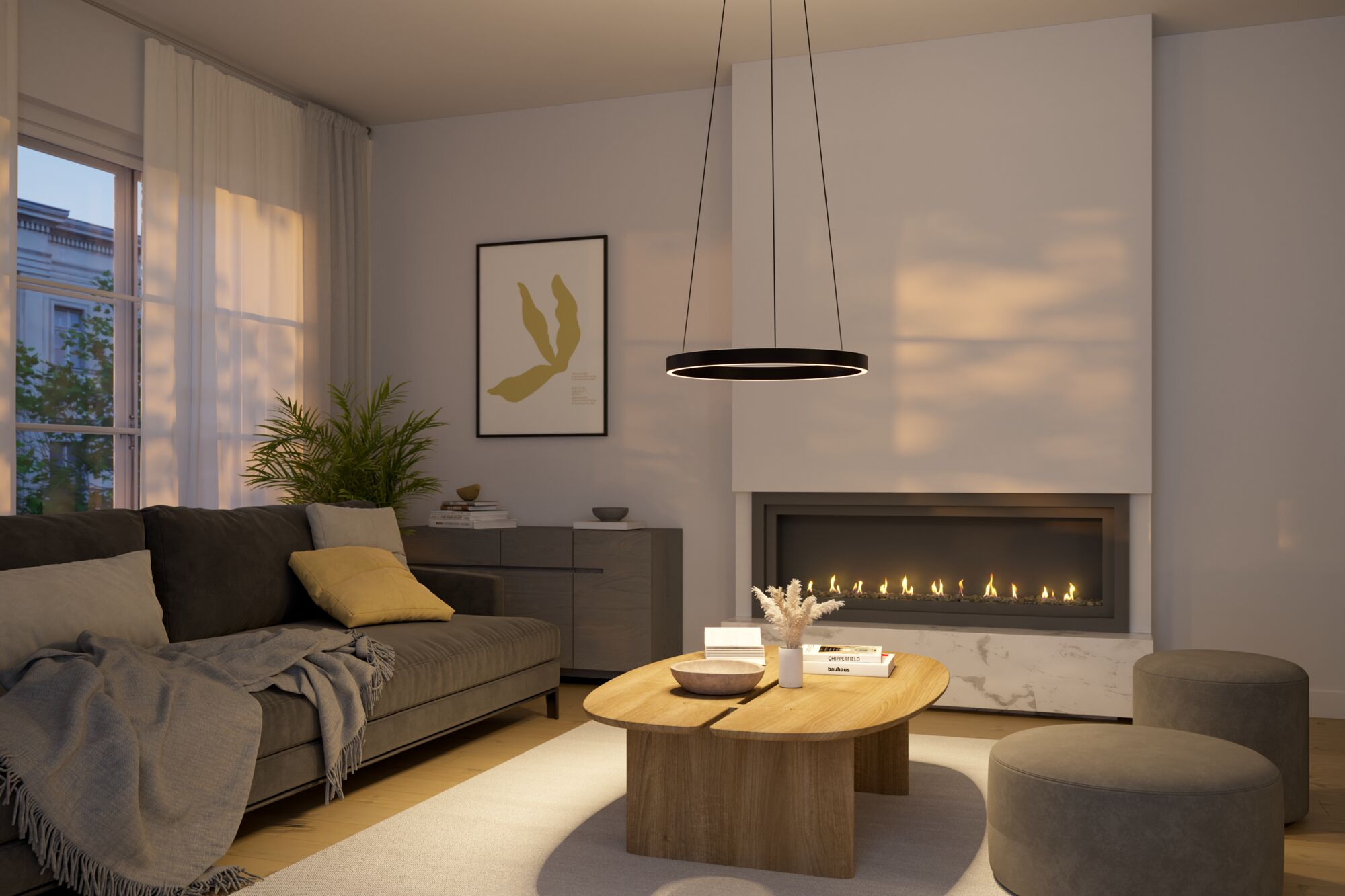 Ein gemütliches Wohnzimmer mit grauem Sofa, modernem Kamin, Holztisch und einer schwarzen Ring-Pendelleuchte.