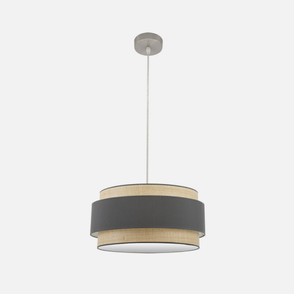 Lámpara colgante con pantalla cilíndrica de material trenzado beige y una ancha banda gris oscura en el centro.