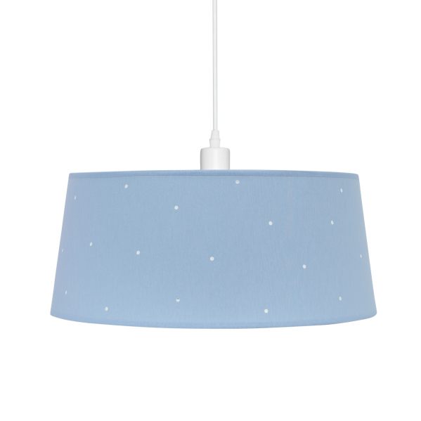 Lámpara colgante azul con pequeños lunares blancos, colgada de un cable blanco sobre fondo blanco.