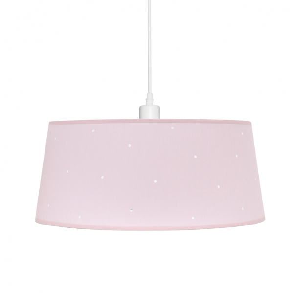 Una pantalla de lámpara colgante rosa con patrones de estrellas blancas cuelga de un cable blanco.