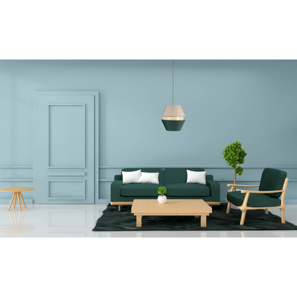 Una sala azul con sofá verde oscuro, sillones, mesa de centro de madera, lámpara colgante y planta sobre alfombra negra.