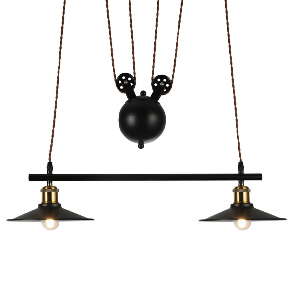 Una lámpara colgante industrial negra con dos pantallas, accesorios de latón y un sistema de poleas central sobre fondo blanco.