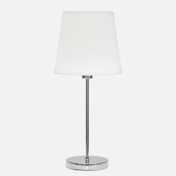 Una lámpara de mesa elegante con pantalla blanca y soporte metálico plateado sobre fondo blanco.