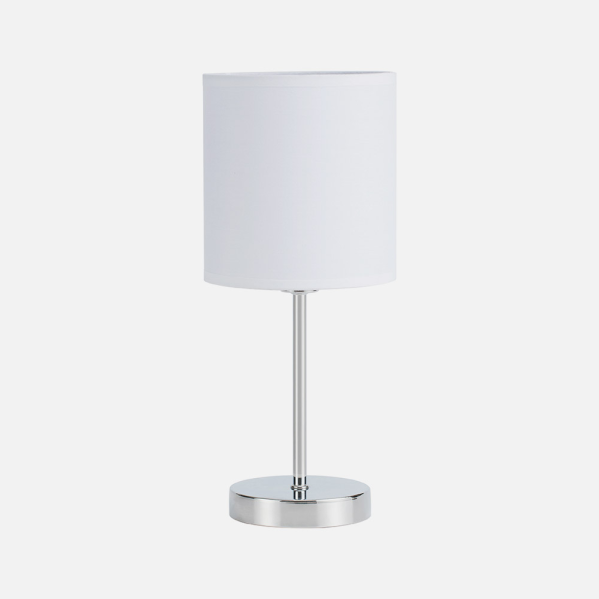 Una lámpara de mesa moderna con pantalla cilíndrica blanca y base metálica cromada sobre un fondo gris claro.