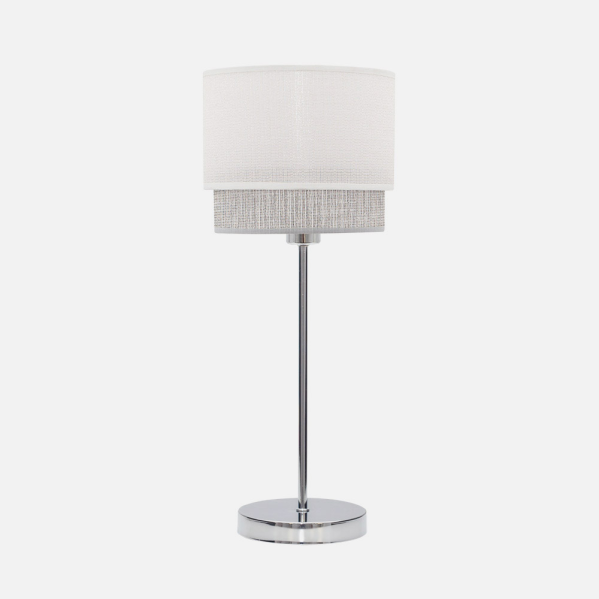 Una elegante lámpara de mesa con pantalla de tela blanca de dos piezas y base de metal cromado brillante.