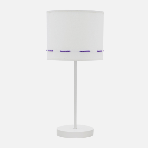 Una lámpara de mesa blanca con pantalla cilíndrica y detalles morados sobre base redonda.
