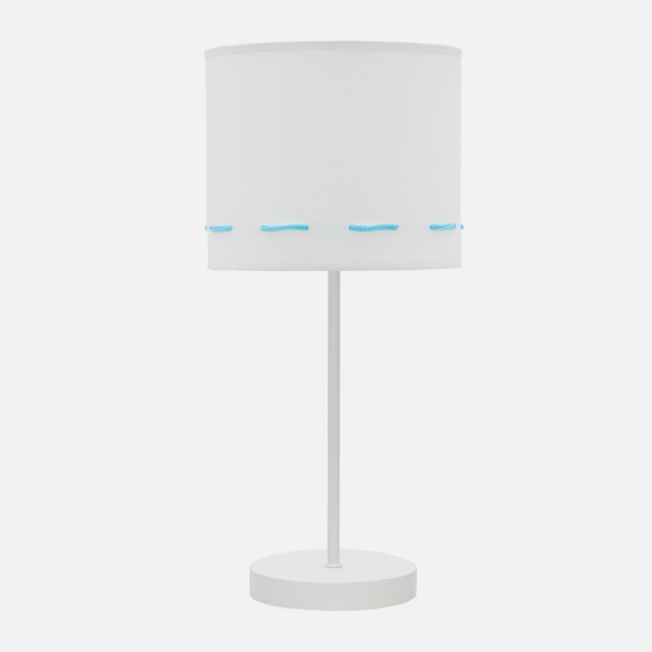 Una lámpara de mesa blanca con pantalla cilíndrica y costura azul sobre base redonda contra un fondo claro.