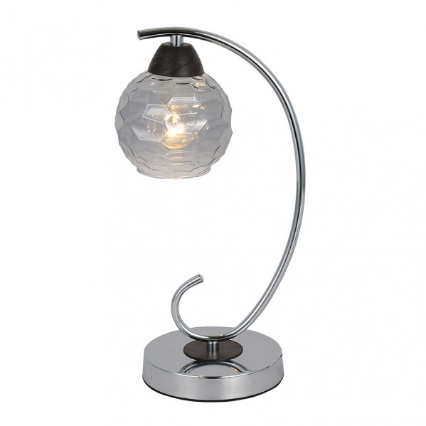Una lámpara de mesa cromada moderna con brazo curvo y pantalla de vidrio gris facetado.