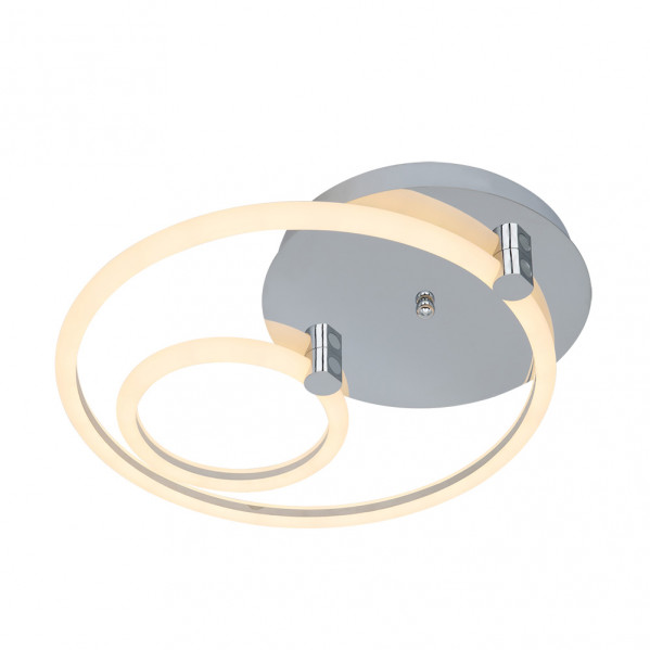 Una moderna lámpara de techo de cromo con dos anillos LED circulares e iluminados que se cruzan en una base redonda.