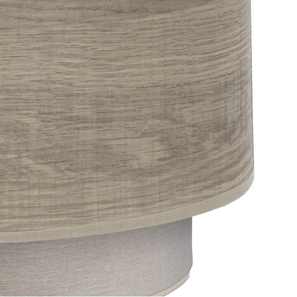 Una pantalla de lámpara cilíndrica con un patrón de grano de madera gris y base de tela clara sobre fondo blanco.