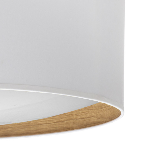 Una pantalla de lámpara cilíndrica con exterior blanco y acento de madera en el interior.