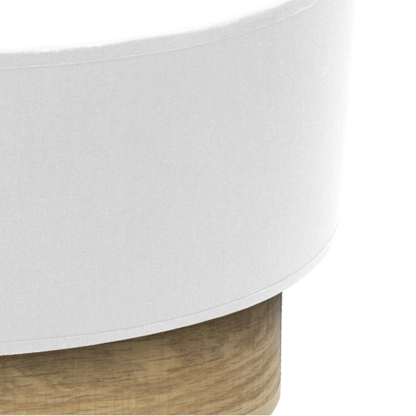 Primer plano de una pantalla de lámpara cilíndrica blanca con base de madera sobre fondo blanco.